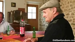 Красуня мастурбує в порно мами і сина машині - 2022-04-15 04:07:36